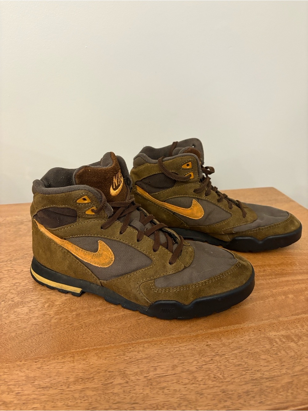 Nike vintiage Y2K caldera hiking shoes  Brown/Gold High-Top Sneakers